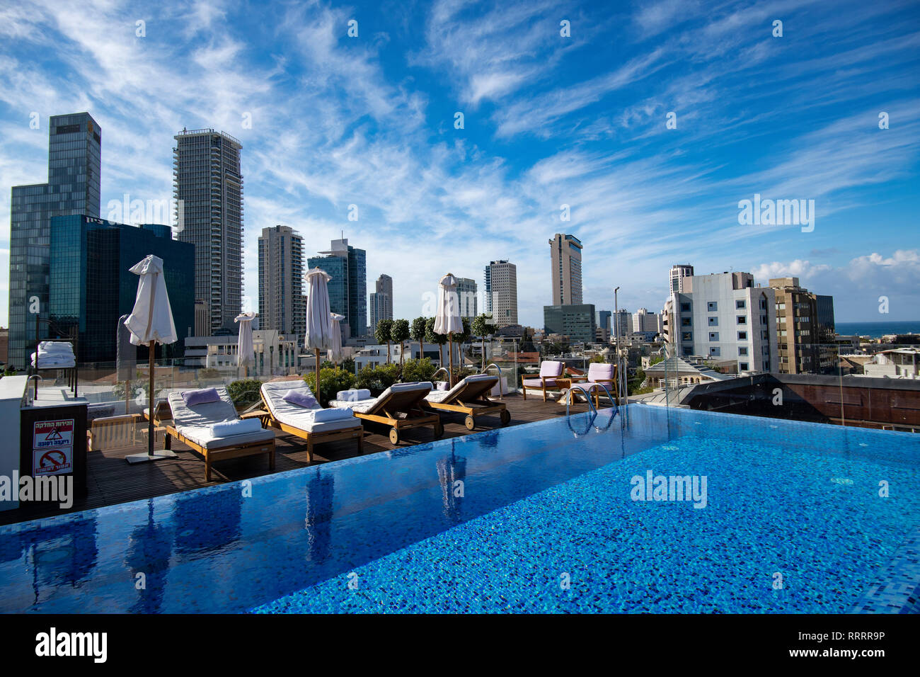 Tel Aviv el horizonte desde la piscina de la azotea de la Norman, hotel boutique, Israel Foto de stock
