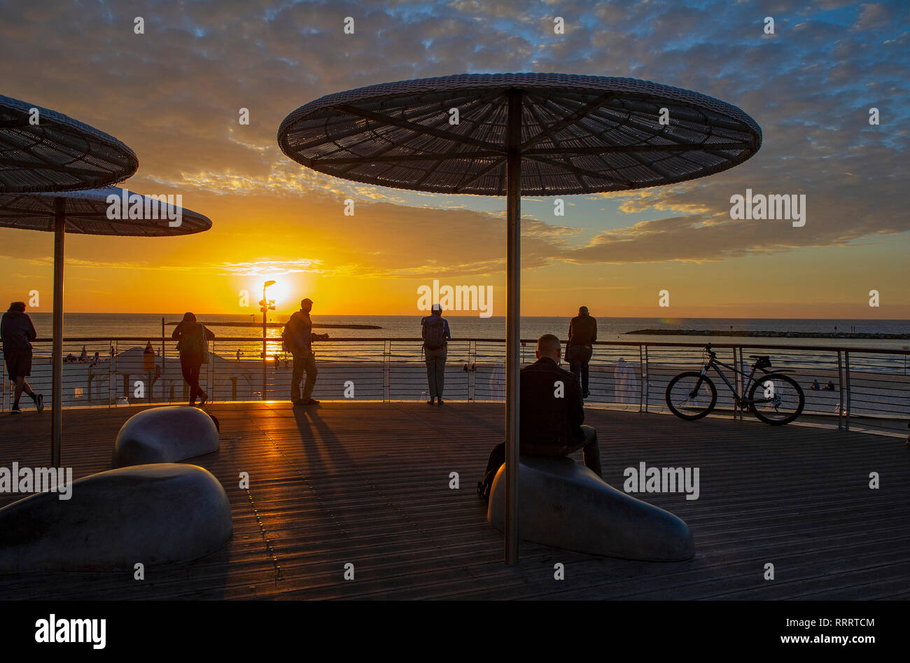 Puesta de sol a lo largo de la Tayelet, playa urbana de Tel Aviv Foto de stock