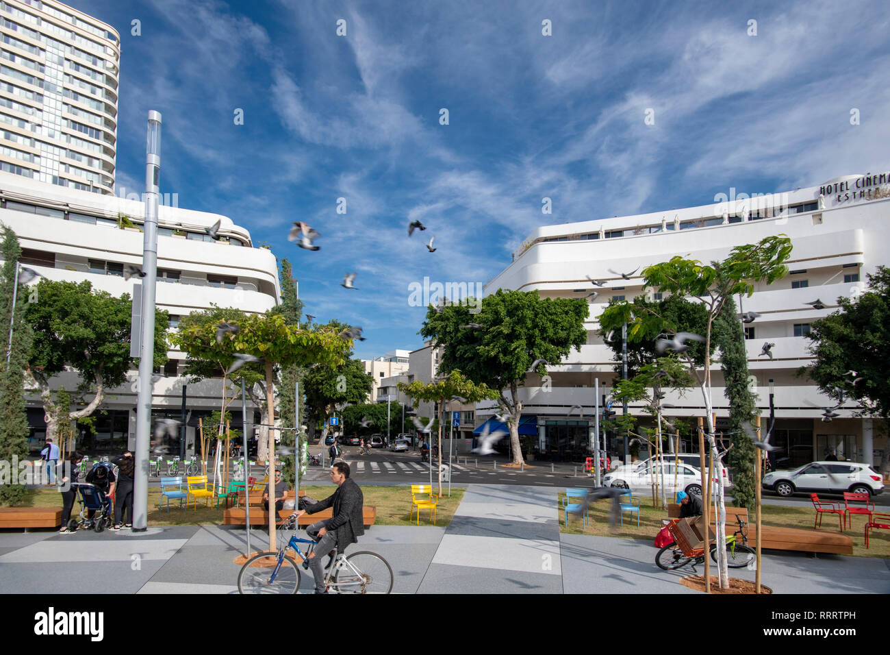 Hombre en una bicicleta, la plaza Dizengoff, Tel Aviv, Israel Foto de stock