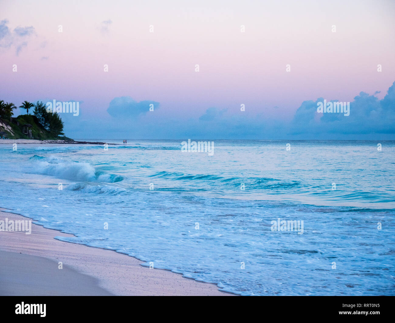 Par de poca luz suave , Anochecer nr Sky Beach Resort, Costa Atlántica de Eleuthera Island, Las Bahamas, El Caribe. Foto de stock