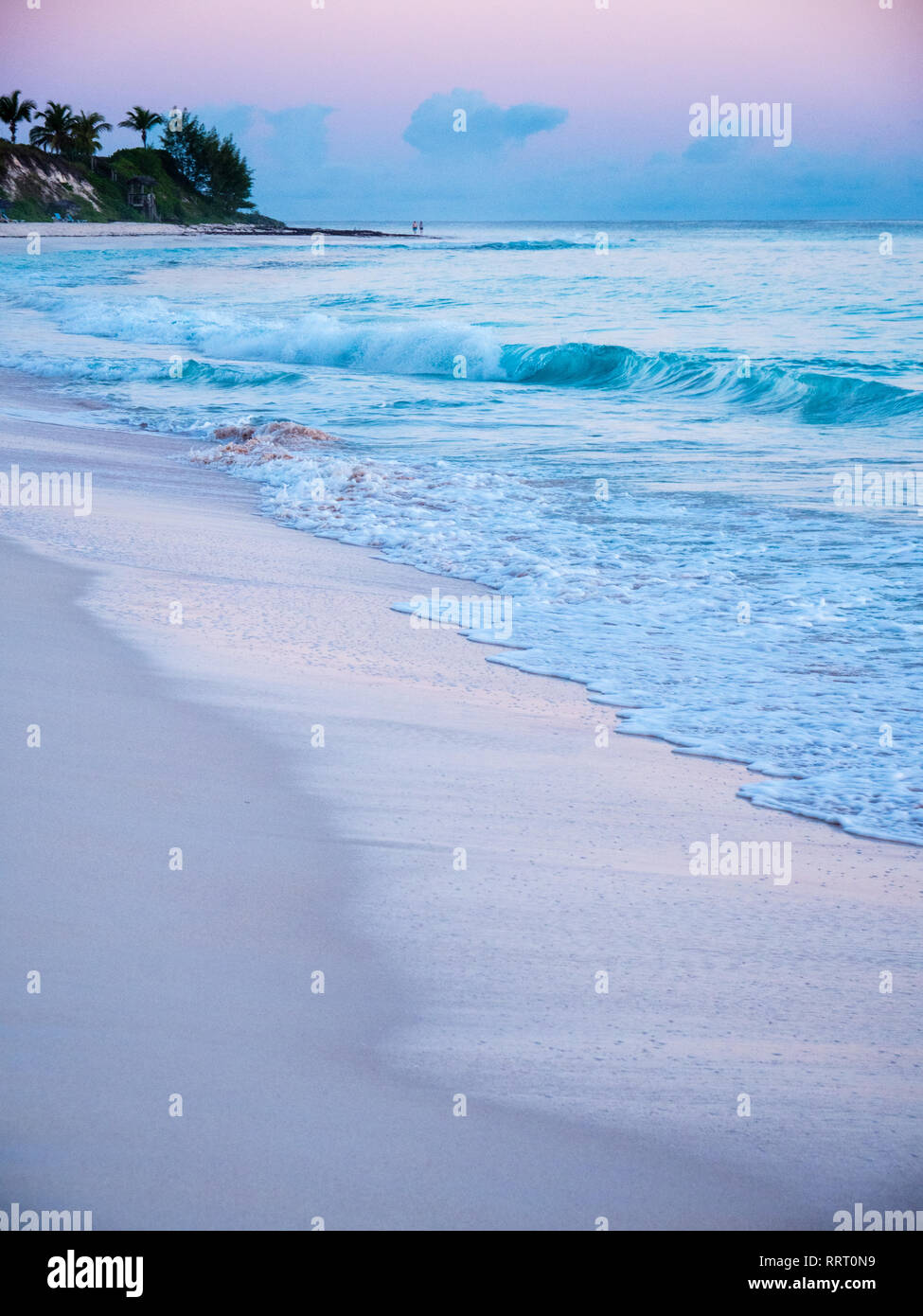 Par de poca luz suave , Anochecer nr Sky Beach Resort, Costa Atlántica de Eleuthera Island, Las Bahamas, El Caribe. Foto de stock
