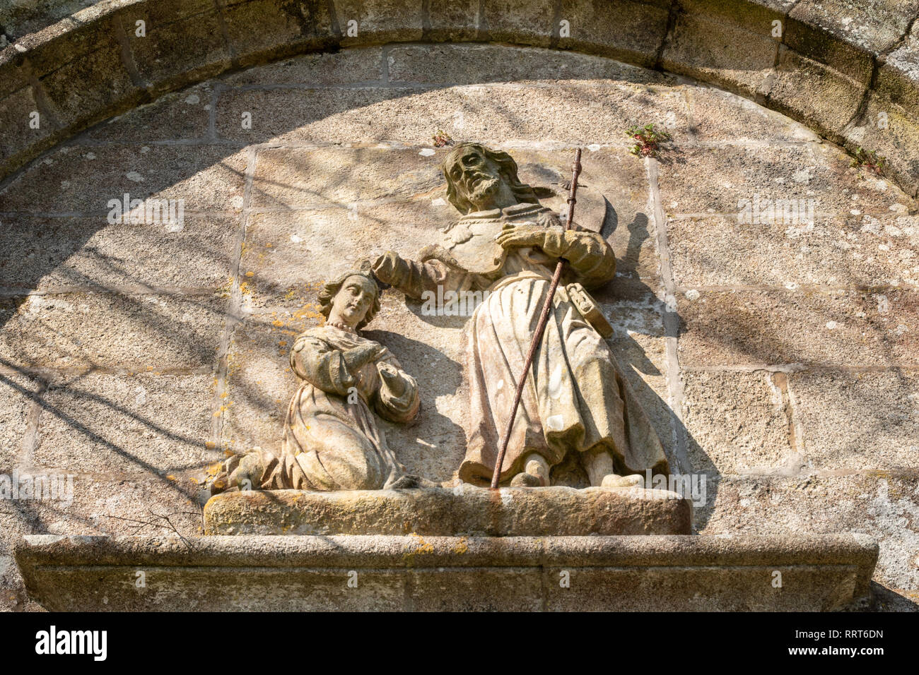 Santiago Apóstol bautizando reina Lupa escena bajorrelieve de piedra en la  iglesia de San Jacobo, Padron España Fotografía de stock - Alamy