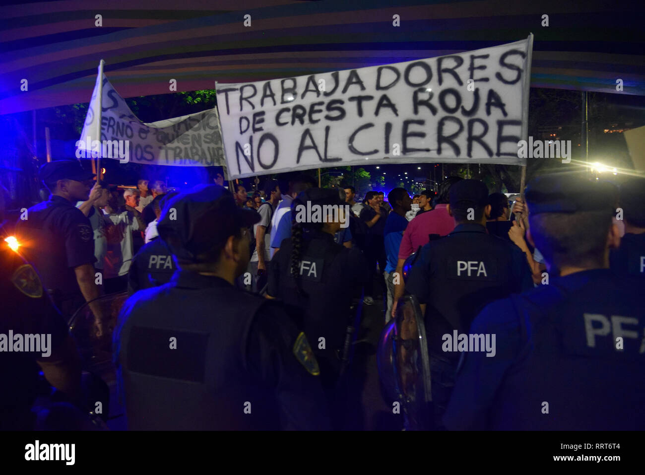 BUENOS AIRES, ARGENTINA - Nov 15, 2015: Los trabajadores de la compañía avícola Cresta Roja protestando fuera de la Universidad de Buenos Aires, Facultad de Derecho, durante p Foto de stock
