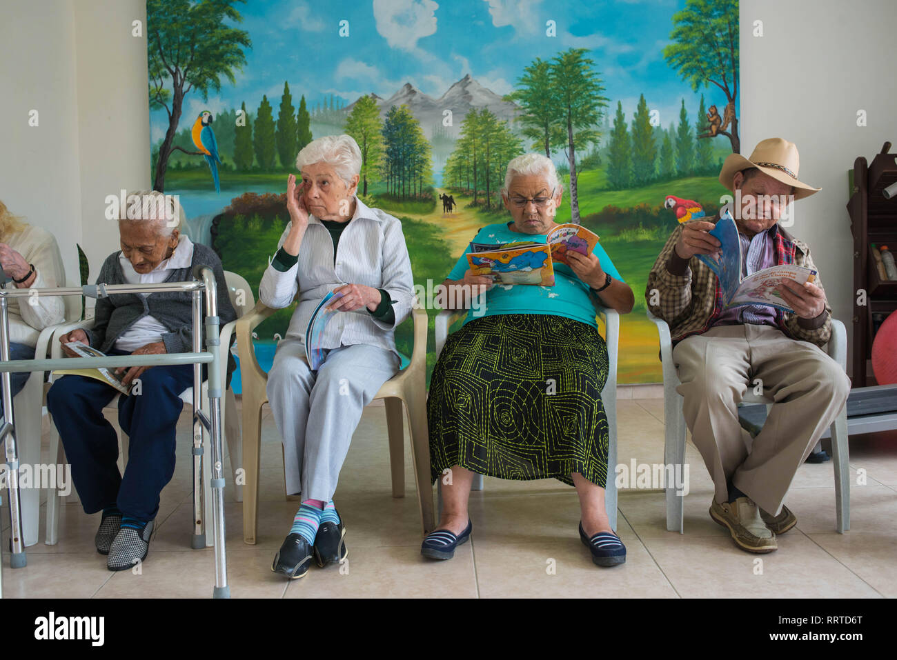 Donmatías, Antioquia, Colombia: sala de enfermería para ancianos - Asociación Gilberto Jamarillo CPSAM "Mesa" Foto de stock