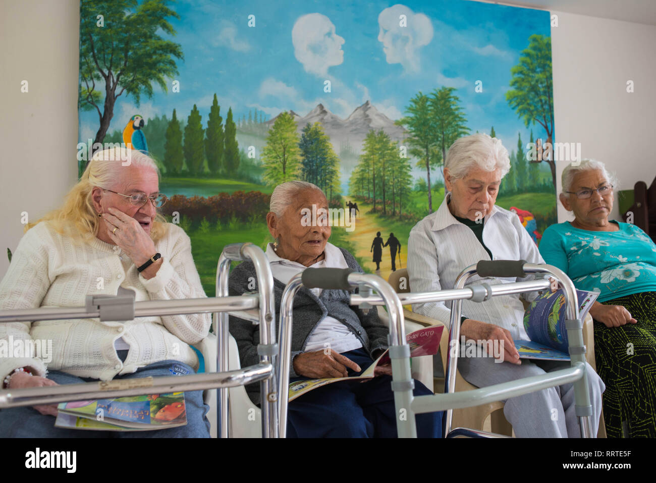Donmatías, Antioquia, Colombia: sala de enfermería para ancianos - Asociación Gilberto Jamarillo CPSAM "Mesa" Foto de stock