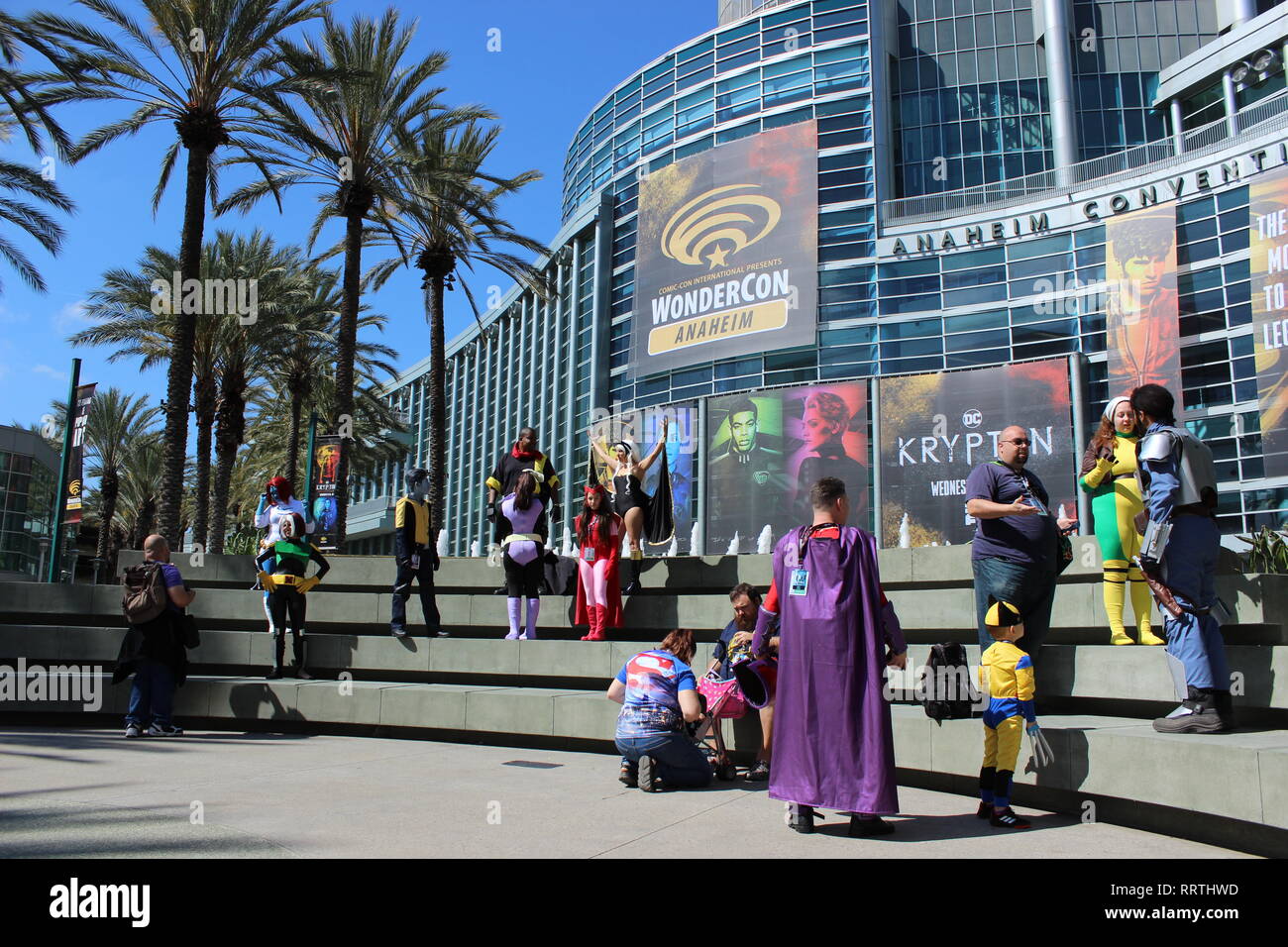 Los asistentes de Wondercon pululando en sus trajes en frente del Anaheim Convention Center. Foto de stock