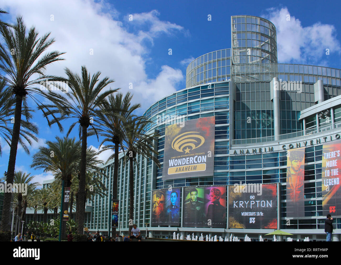 El Centro de Convenciones de Anaheim con carteles Wondercon Foto de stock