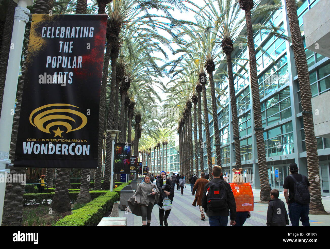 Las personas que asistan a Wonderon caminan entre eventos en el Centro de Convenciones de Anaheim Foto de stock