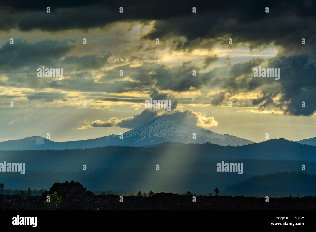 América del Norte, América, EE.UU., American, Oregon Central, Cascade Mountains, el Mount Bachelor al atardecer Foto de stock