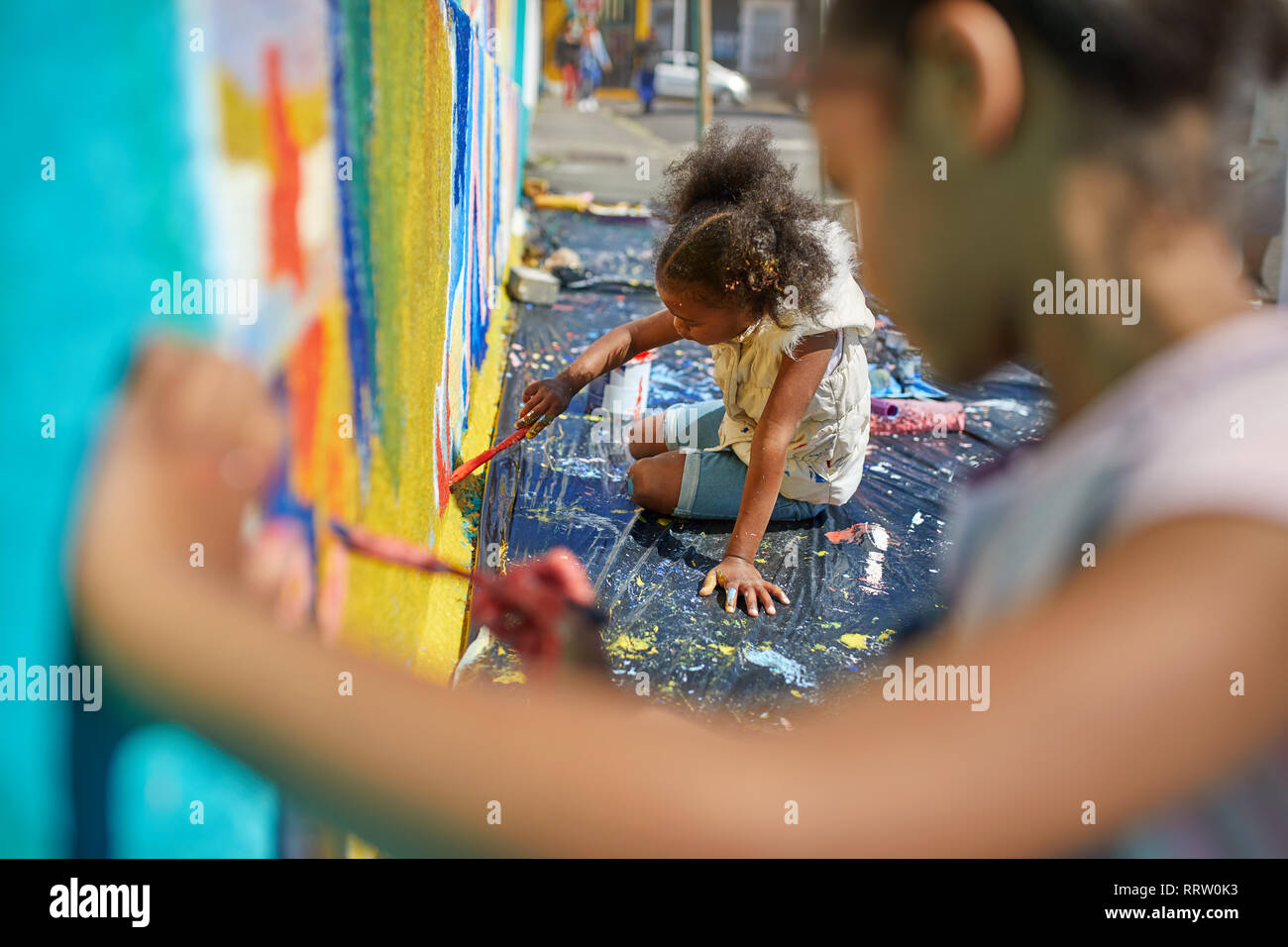 Las niñas pintura mural en la pared Foto de stock