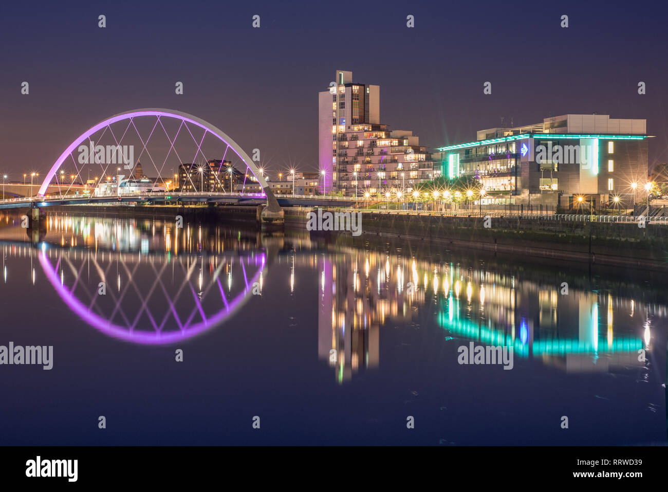 Glasgow/Escocia - 20 de septiembre 2016: El Clyde Arc iluminado en color violeta, reflejado en el río Clyde en la noche Foto de stock