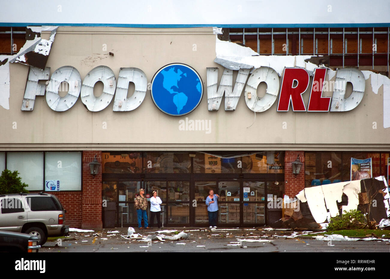 La gente se levanta fuera de un mundo de alimentos dañados en Theodore Dawes Road después de un tornado EF-2, 9 de marzo de 2011, en San Teodoro, Alabama. Foto de stock