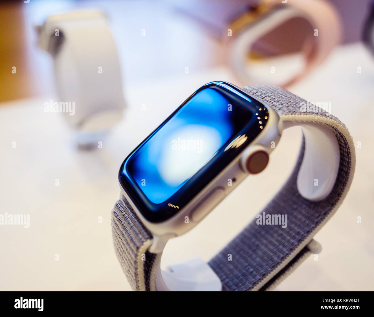 París, Francia - Oct 25, 2018: el último de la serie 4 de Apple Watch  smartwatch dispositivo portátil fabricado por Apple Computers muestra  pantalla OLED azul Fotografía de stock - Alamy