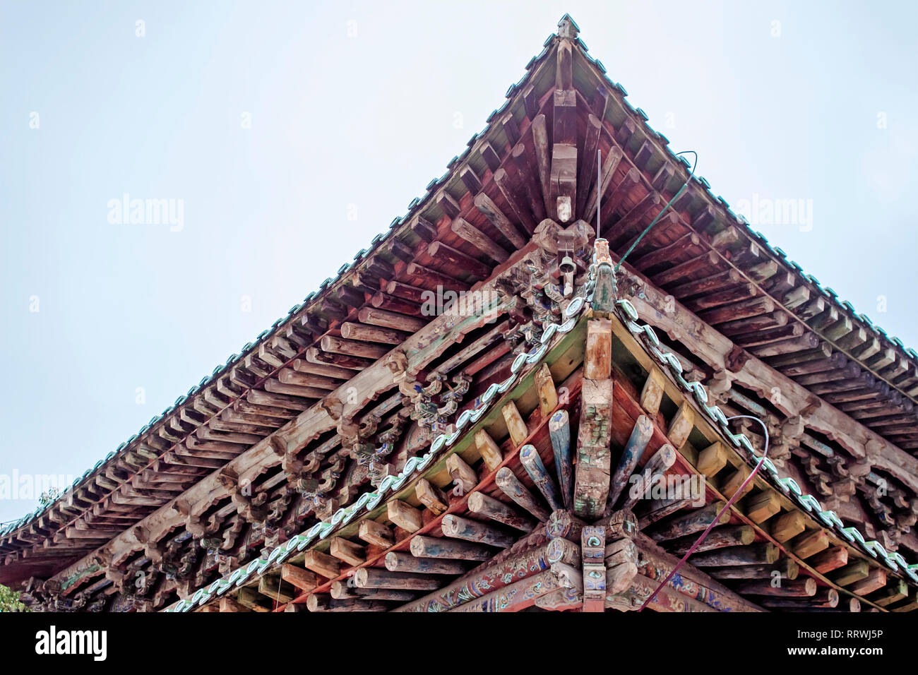 Chino tradicional de madera techo de pagoda. Estructura del techo del templo budista. La arquitectura oriental del monasterio Kumbum en Xining. Foto de stock