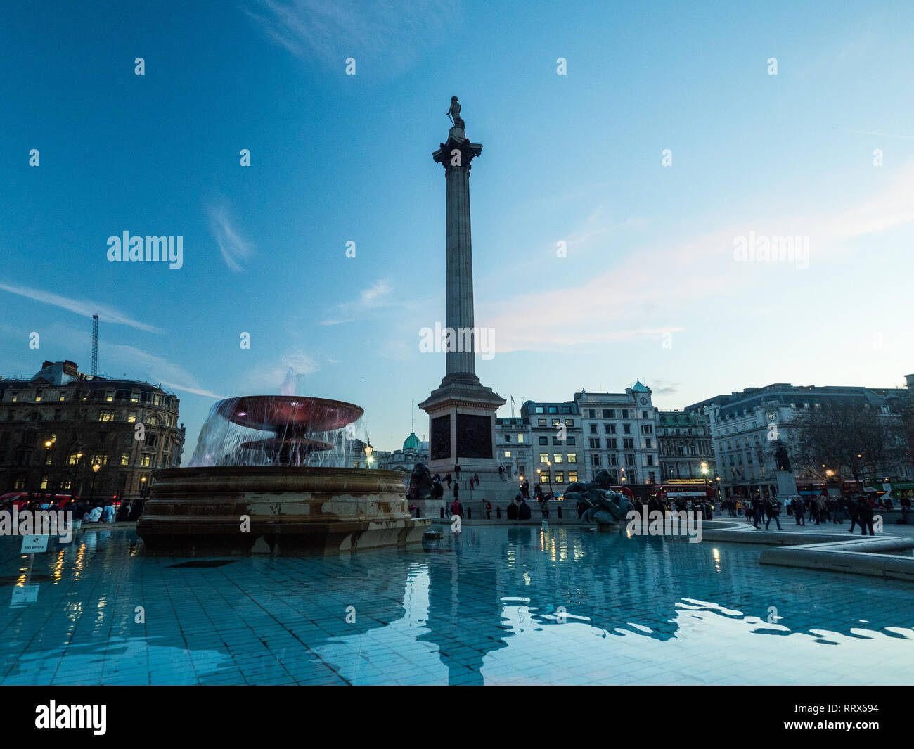 Fuente & Nelsons Column en Trafalgar Square, Londres, Inglaterra. Foto de stock