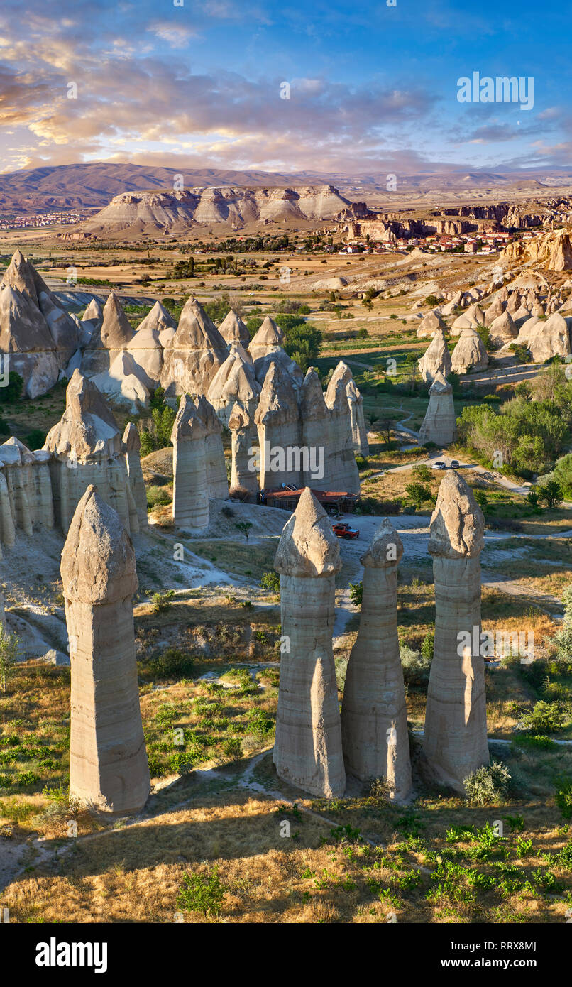 Fotos e imágenes de la hada Chimney Rock formaciones rocosas y pilares de "amor" cerca del Valle de Goreme, Capadocia, Nevsehir, Turquía Foto de stock