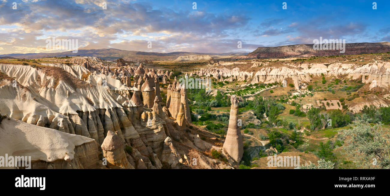 Fotos e imágenes de la hada Chimney Rock formaciones rocosas y pilares de "amor" cerca del Valle de Goreme, Capadocia, Nevsehir, Turquía Foto de stock