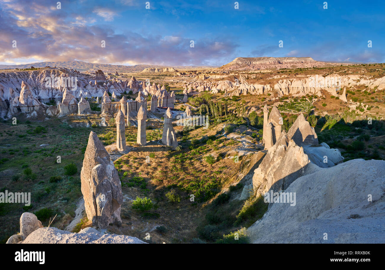 Fotos e imágenes de la hada Chimney Rock formaciones rocosas y pilares de "amor" cerca del Valle de Goreme, Capadocia, Nevsehir, Turquía Foto de stock