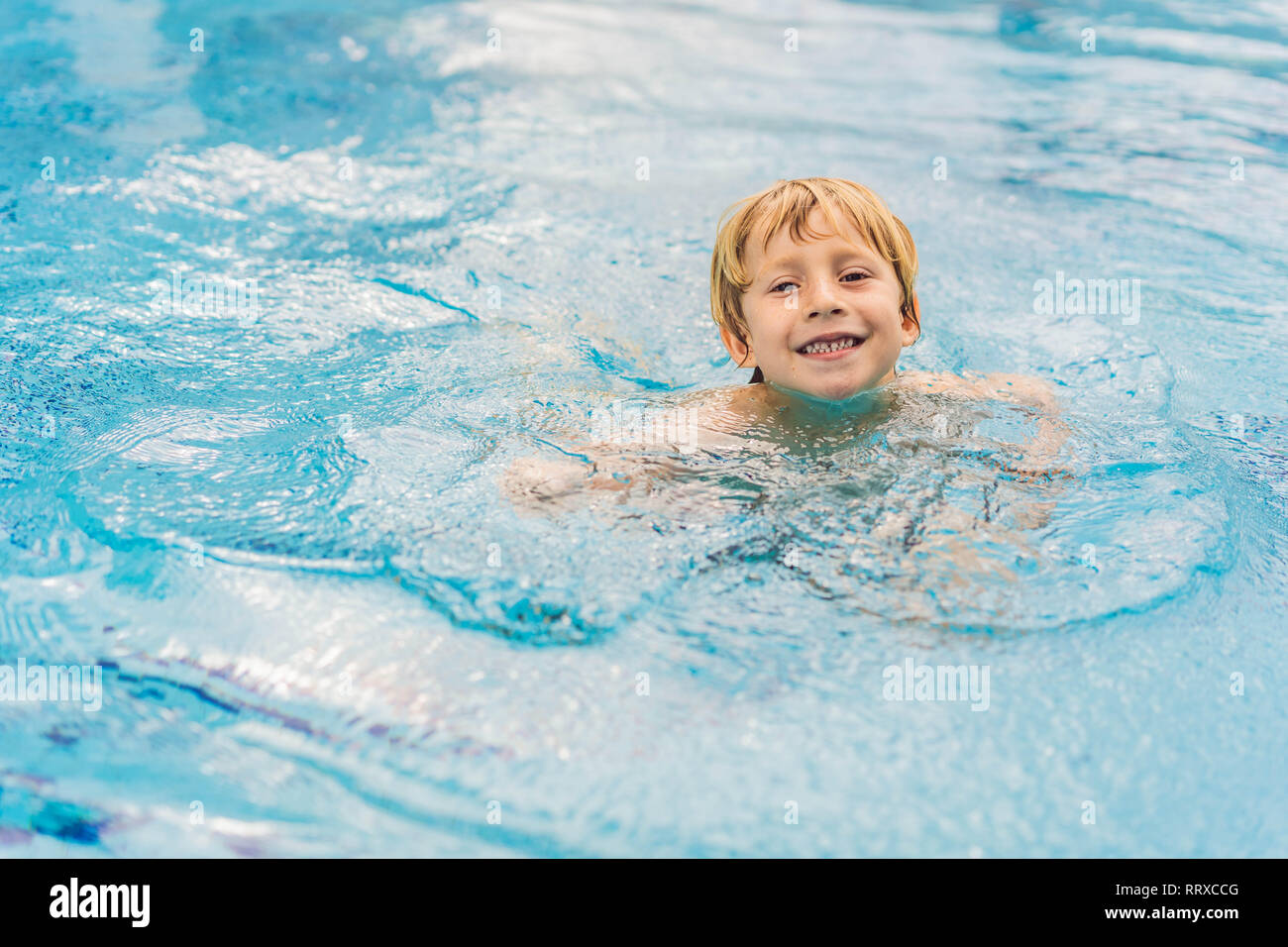 Cerca de joven nadar en piscina Foto de stock