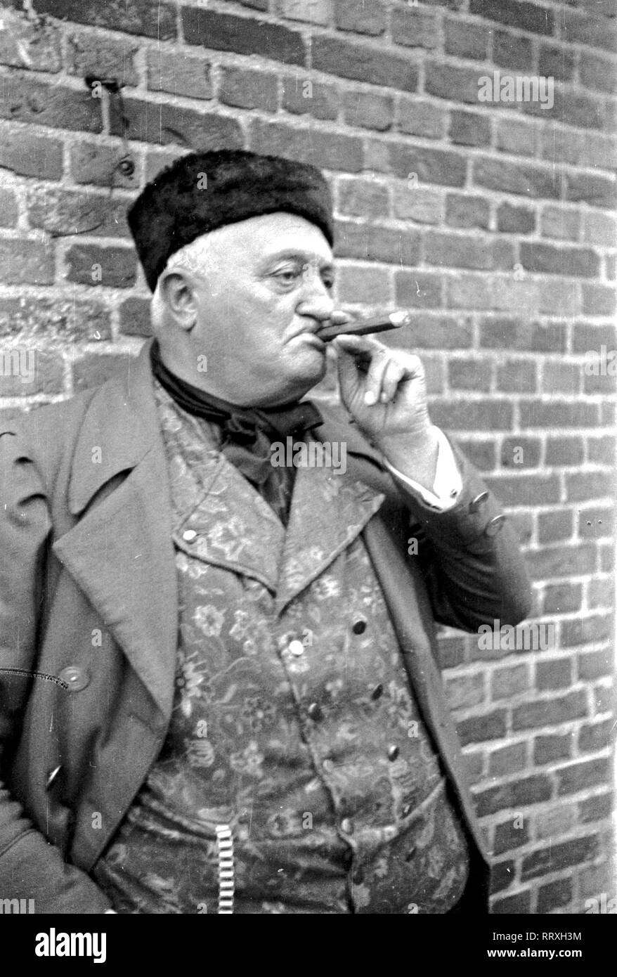Der Schimmelreiter, Spielfilm Deutsches Reich 1933, Regie: Hans Deppe - Wilhelm Diegelmann en el papel del dique que reeve Volkert, 10/1933, I.12/24-30 Schimmelreiter Foto de stock