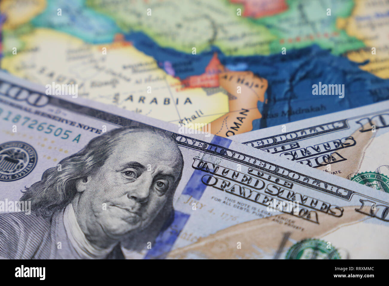 Dólares de EE.UU. en el mapa de Arabia Saudita. Las inversiones americanas y el comercio con los países del Golfo Arábigo, la economía, la industria petrolera Foto de stock