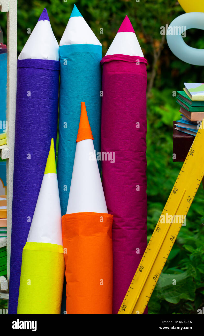 Enormes lápices de color en azul, rosa y púrpura. Elemento de decoración  casera de vacaciones escolares Fotografía de stock - Alamy