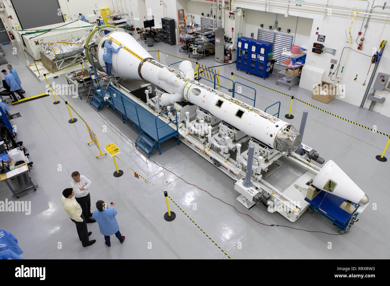 El sistema de anulación del lanzamiento para el ascenso de Orion abortar-2 Flight Test está montado en el interior del sistema de anulación del lanzamiento Facility en el Centro Espacial Kennedy, el 5 de febrero de 2019 en Cabo Cañaveral, Florida. La liga está siendo preparado para una plena prueba de esfuerzo programado para la primavera de 2019. AA-2 lanzará desde el complejo de lanzamiento espacial 46, llevando una liga totalmente funcional y 22.000 libras de Orion vehículo de ensayo a una altitud de 31.000 pies y viaja a más de 1.000 millas por hora. La prueba verificará las pueden dirigir el módulo de tripulación y los astronautas a bordo de la seguridad. Foto de stock