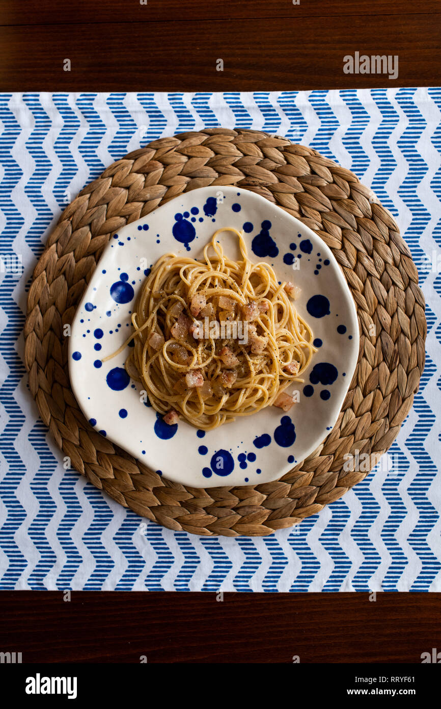 Los espaguetis carbonara, comida italiana tradicional Foto de stock