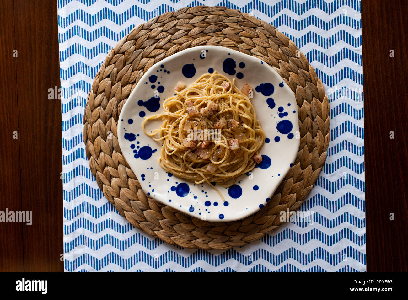 Los espaguetis carbonara, comida italiana tradicional Foto de stock