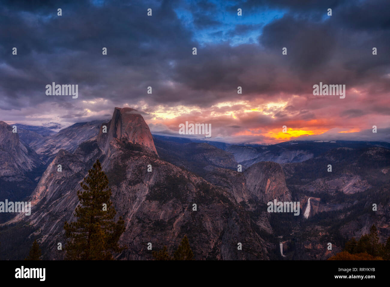 Parque Nacional de Yosmite icónico Half Dome, visto desde el glaciar Punto vistas al atardecer Foto de stock