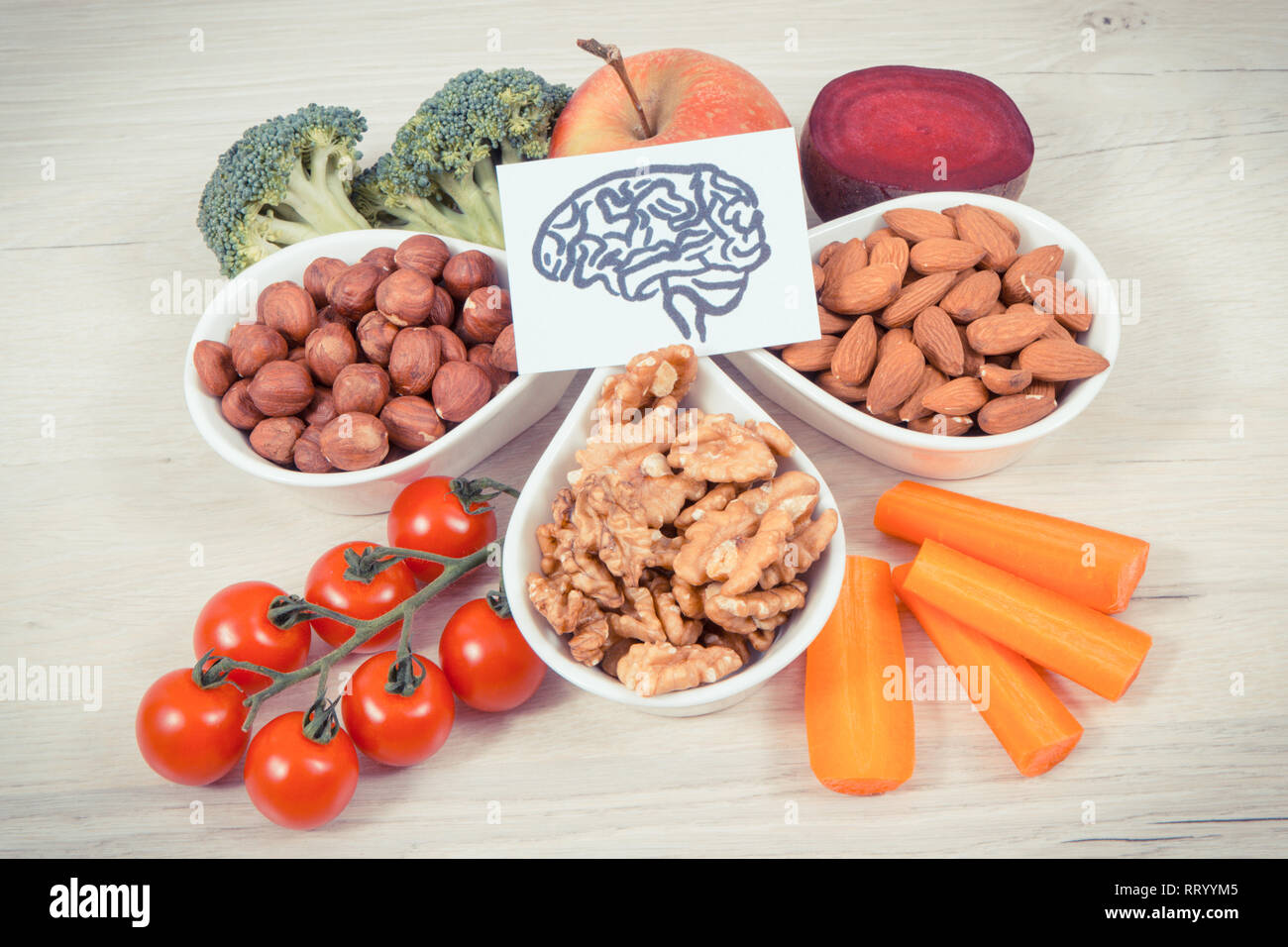 Dibujo de cerebro y alimentos sanos para poder y buena memoria, la dieta  nutritiva que contiene vitaminas y minerales naturales Fotografía de stock  - Alamy