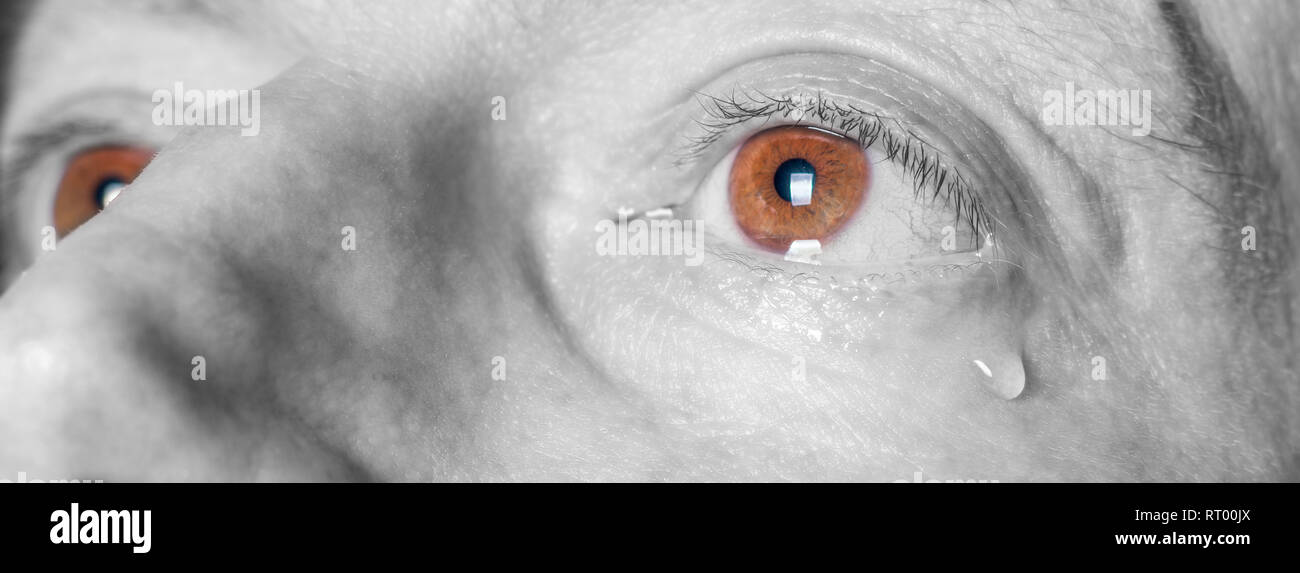 Ojo de hombre triste y con lágrimas la fotografía en blanco y negro con  color ojos marrón Fotografía de stock - Alamy