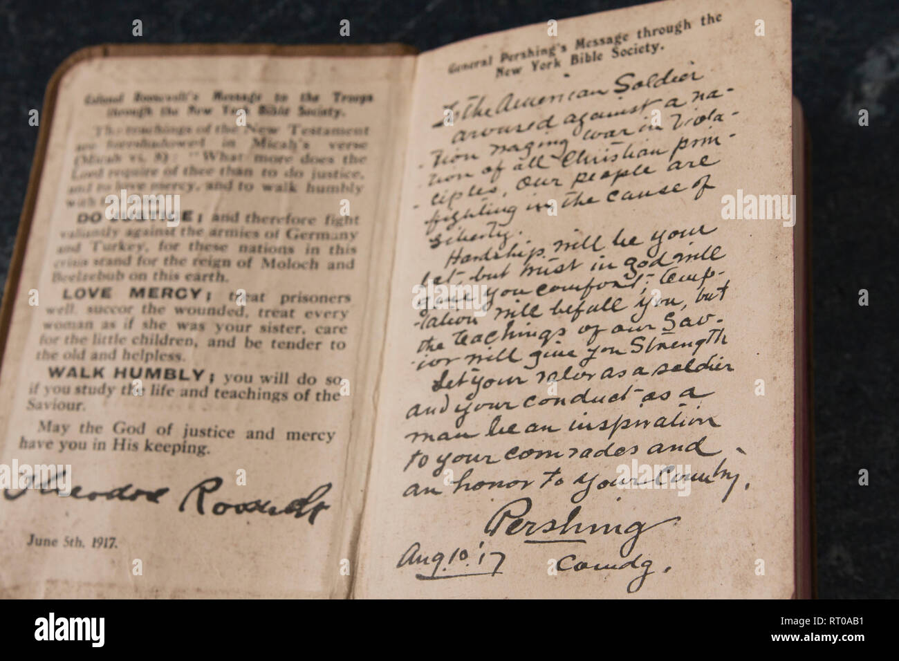 Un Testamento de Servicio activo, o la Biblia de un pequeño soldado de la primera Guerra Mundial, con un mensaje del Coronel Theodore Roosevelt y el General John Pershing. Foto de stock