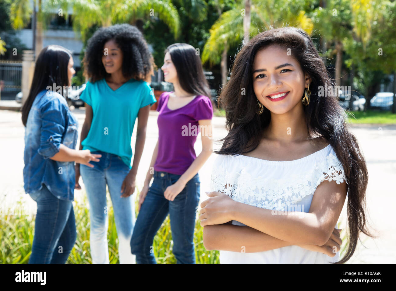 Hermosa mujer asiática con un grupo de amigas al aire libre en el verano en la ciudad Foto de stock