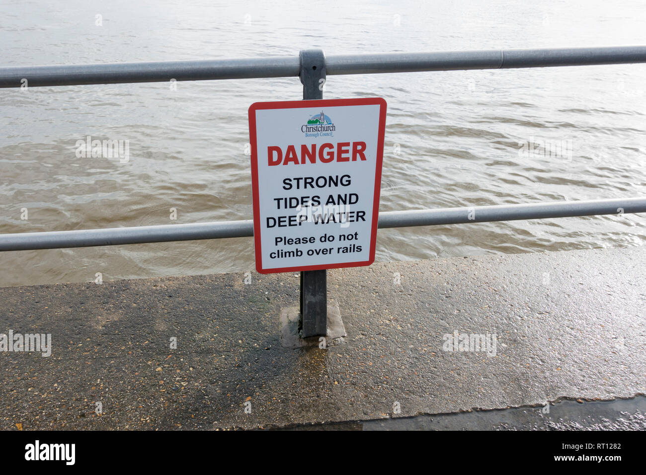 Aviso de peligro de las fuertes mareas y aguas profundas, Mudeford, Christchurch, Dorset, Reino Unido Foto de stock