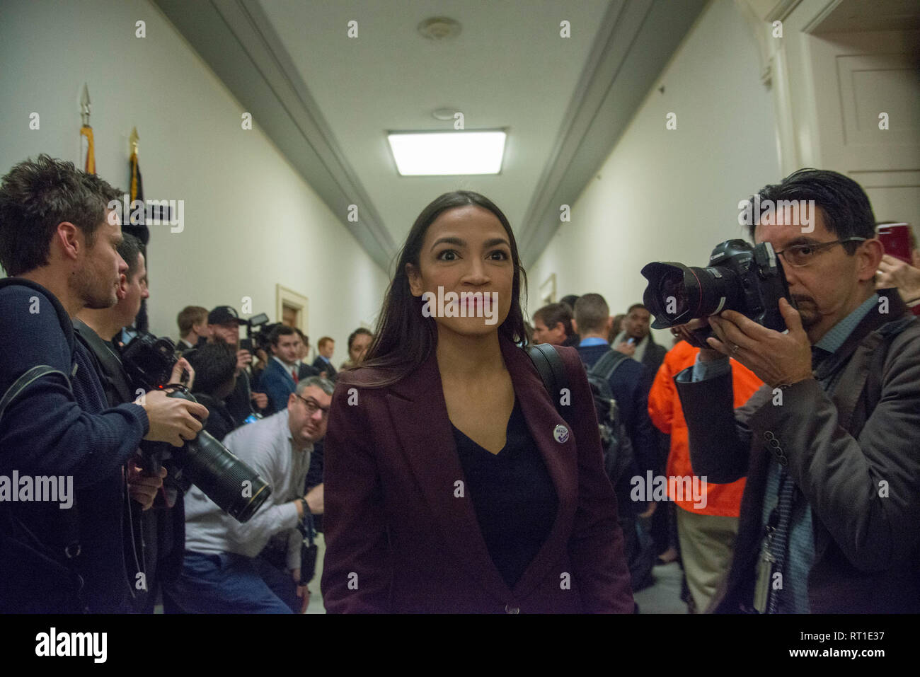 Washington DC, 27 de febrero de 2019, EE.UU.:Rep Alexandriasio-Cortez, D-NY arrivies en la audiencia donde Michael Cohen, presidente Donald J. Trump del ex abogado personal, da testimonio en el Comité de Supervisión de la casa en el Capitolio de los Estados Unidos en Washington, DC. Cohen discute del Trump las prácticas empresariales y sus relaciones con el triunfo de la campaña presidencial, incluyendo compensaciones a la mujer que fue presuntamente involucrados con el triunfo. Patsy Lynch/MediaPunch Foto de stock