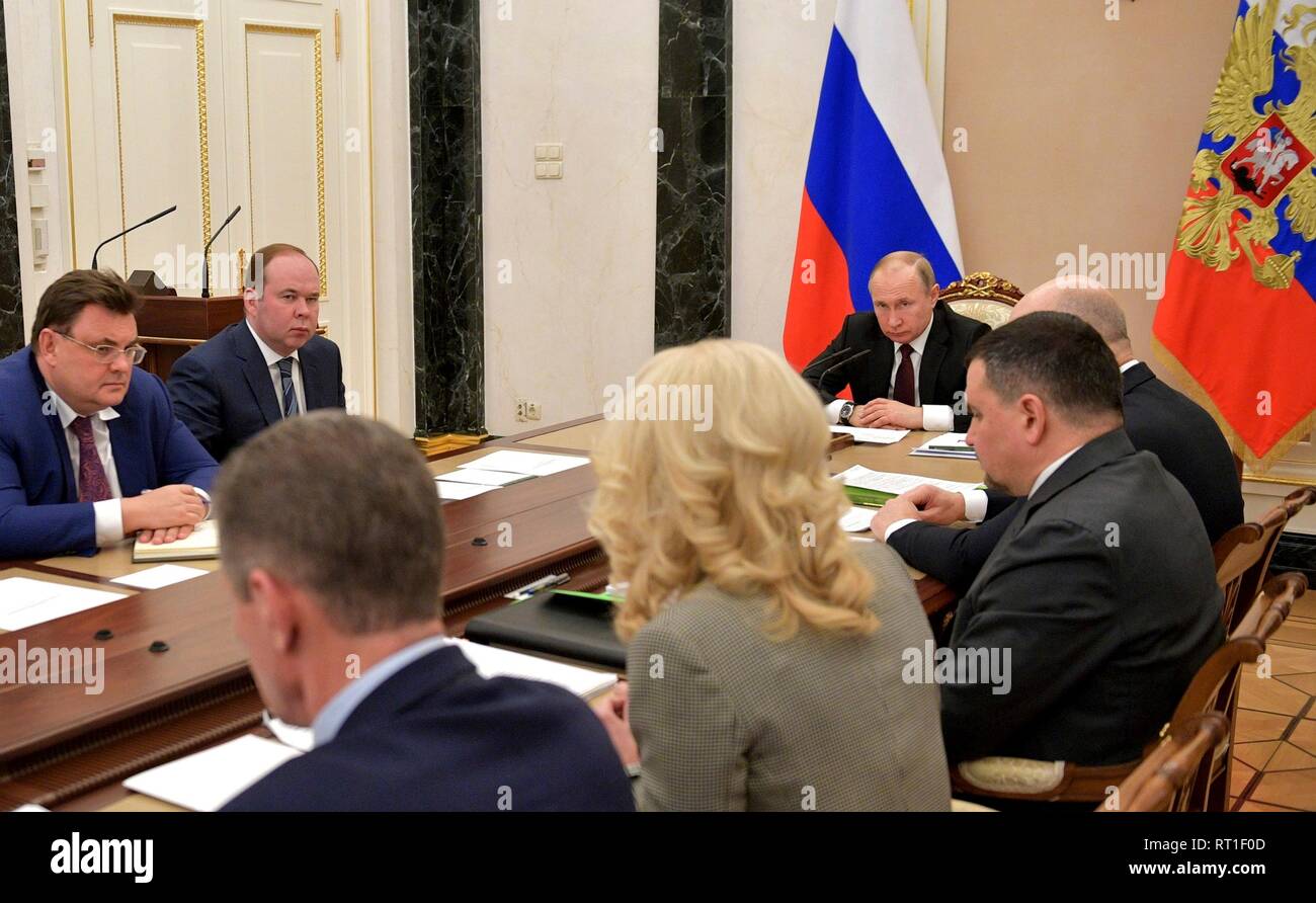 Moscú, Rusia. 27 Feb, 2019. El presidente ruso, Vladimir Putin, preside una reunión con altos funcionarios del gobierno en el Kremlin el 27 de febrero de 2019 en Moscú, Rusia. Crédito: Planetpix/Alamy Live News Foto de stock