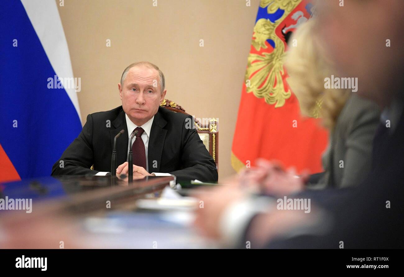 Moscú, Rusia. 27 Feb, 2019. El presidente ruso, Vladimir Putin, preside una reunión con altos funcionarios del gobierno en el Kremlin el 27 de febrero de 2019 en Moscú, Rusia. Crédito: Planetpix/Alamy Live News Foto de stock