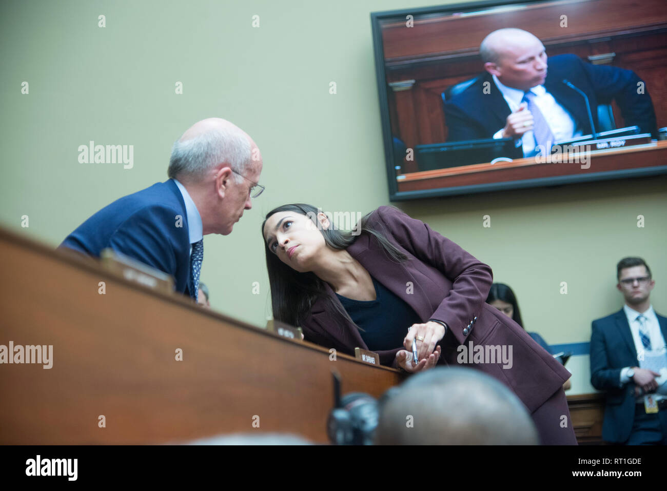 Washington DC, 27 de febrero de 2019, EE.UU.: Rep Alexandra Ocasio-Cortez chats con Rep Pete Welch, D-VT durante Michael Cohen, presidente Donald J. Trump, abogado personal del ex testitimony en la casa comité de supervisión en el Capitolio de los Estados Unidos en Washington, DC. Cohen discute del Trump las prácticas empresariales y sus relaciones con el triunfo de la campaña presidencial, incluyendo compensaciones a la mujer que fue presuntamente involucrados con el triunfo. Patsy Lynch/MediaPunch Foto de stock