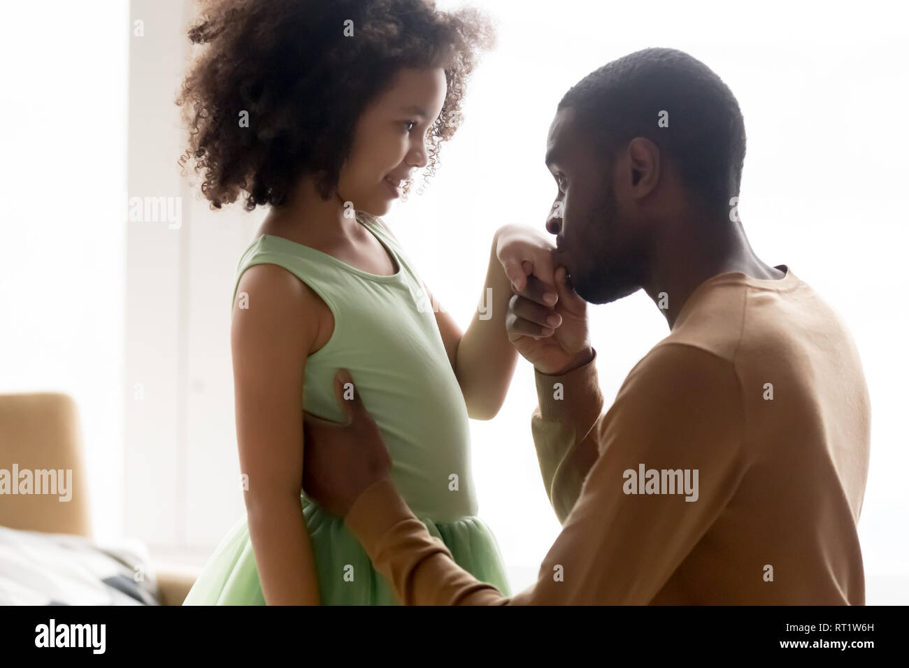 Familiarizarse anchura transfusión África amoroso papá besando la mano de la hija de la princesa Fotografía de stock - Alamy Familiarizarse anchura transfusión África amoroso papá besando la mano de la hija de la princesa Fotografía de stock - Alamy