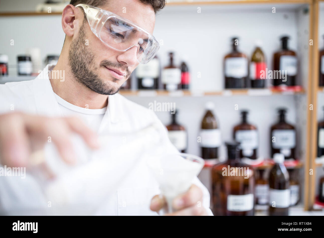 Hombre trabajando en el laboratorio de una farmacia Foto de stock