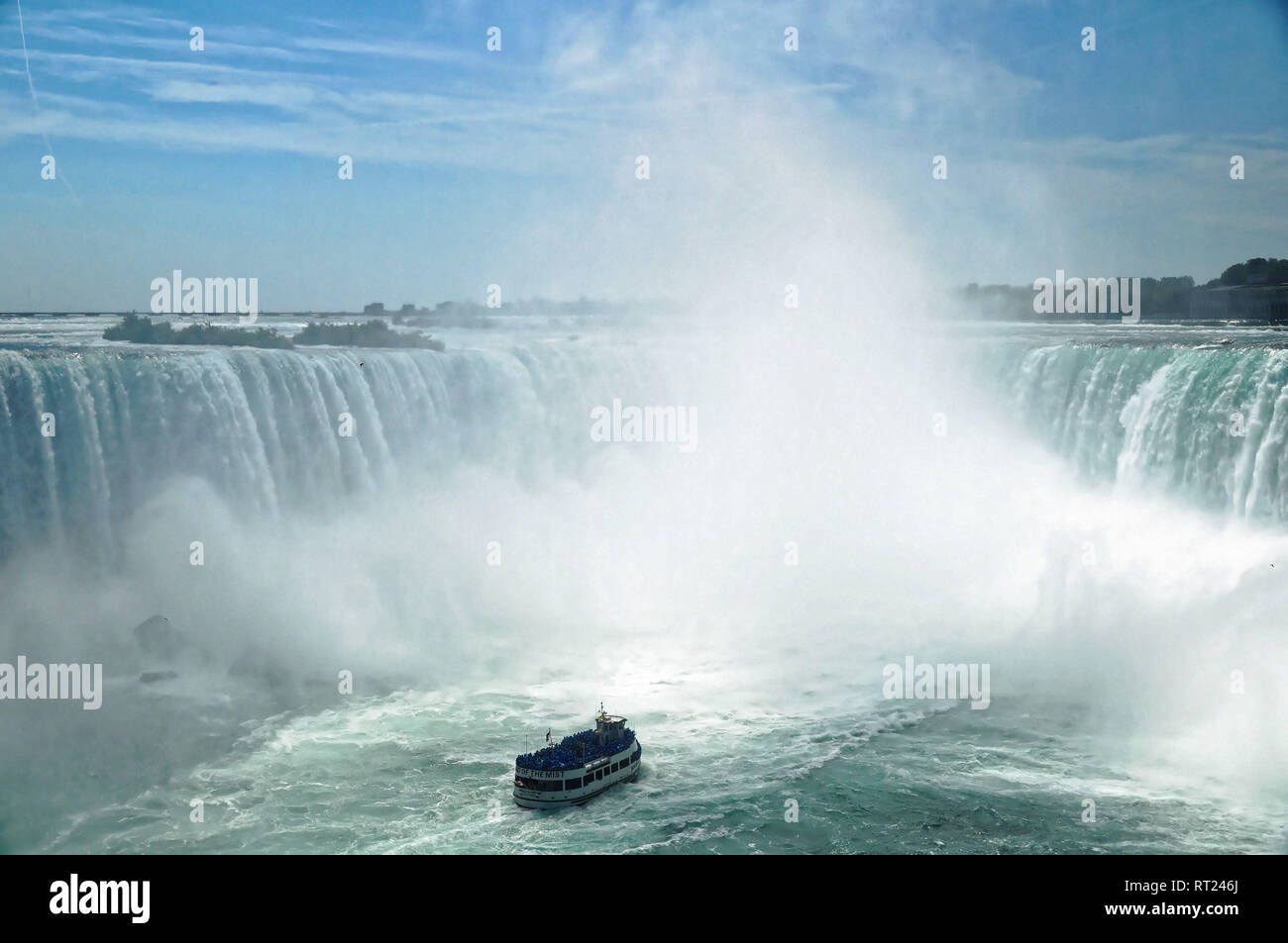 Niagara Horseshoe Falls con una embarcación turística Maid of the Mist acercando. Las caídas de altura es de 57 m y se lanzan hacia abajo alrededor de 6,400 m3 de agua per se Foto de stock