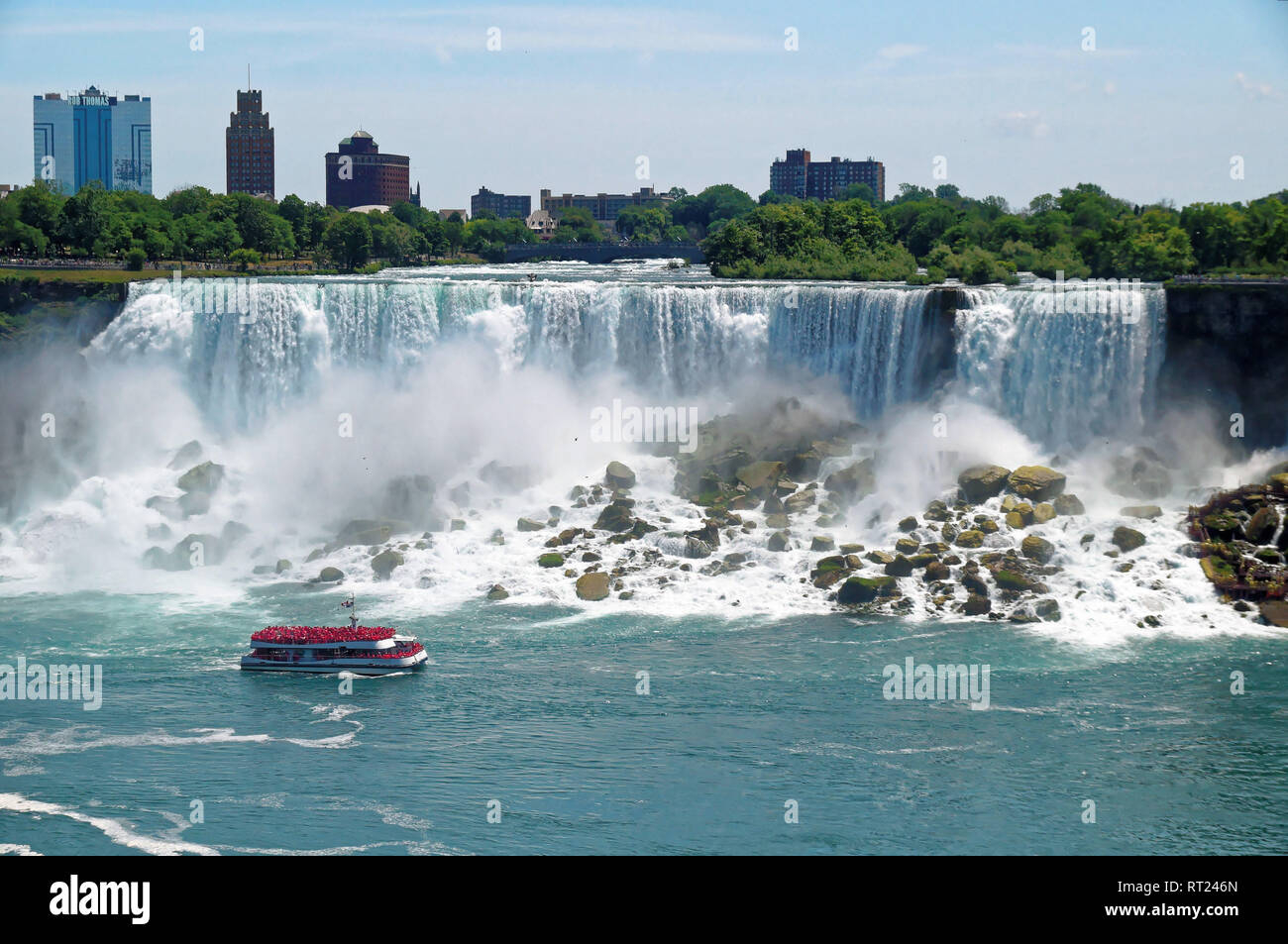 Vista de la cascada Niagara Falls americana con una embarcación turística Maid of the Mist en la parte delantera. Las caídas de altura es de 57 m y se lanzan hacia abajo alrededor de 6,400 m3 w Foto de stock