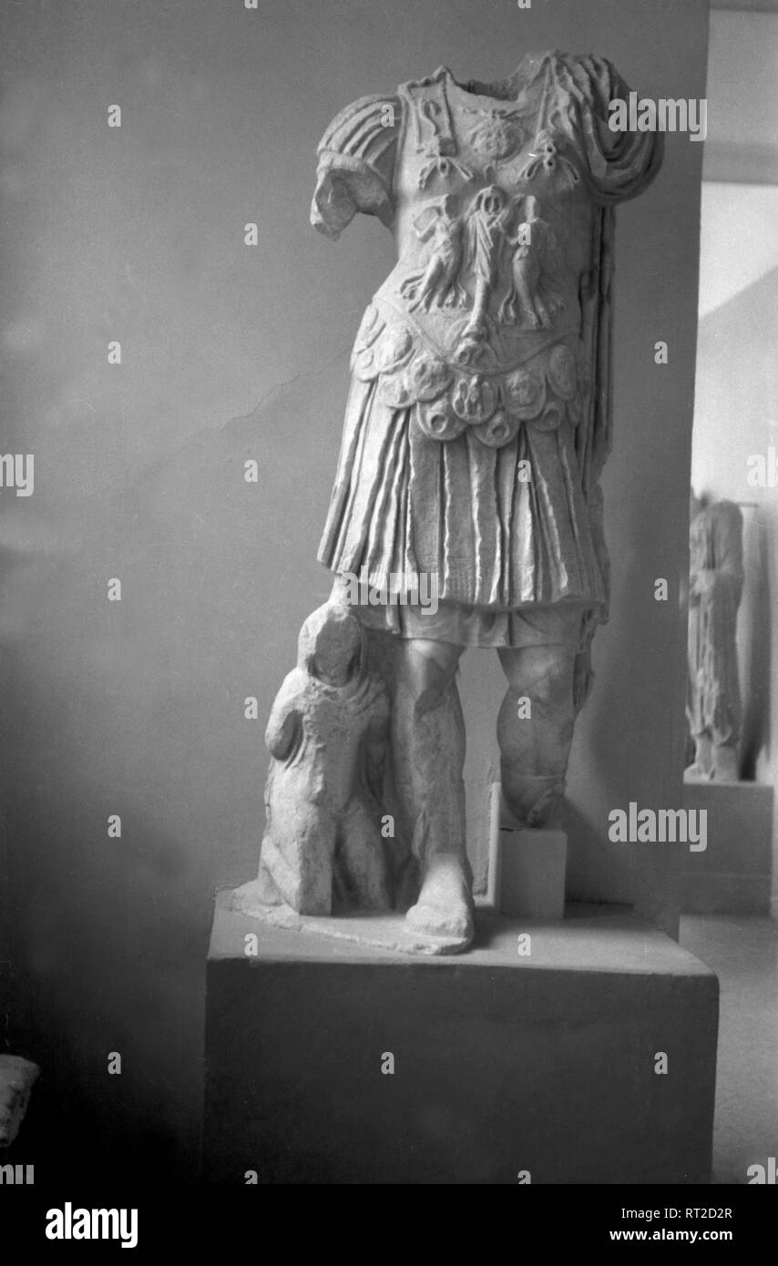Griechenland, Grecia - Eine estatua, einen Krieger darstellend, en Olimpia en Griechenland, 1950er Jahre. Una estatua de un guerrero en Olimpia, Grecia, 1950. Foto de stock