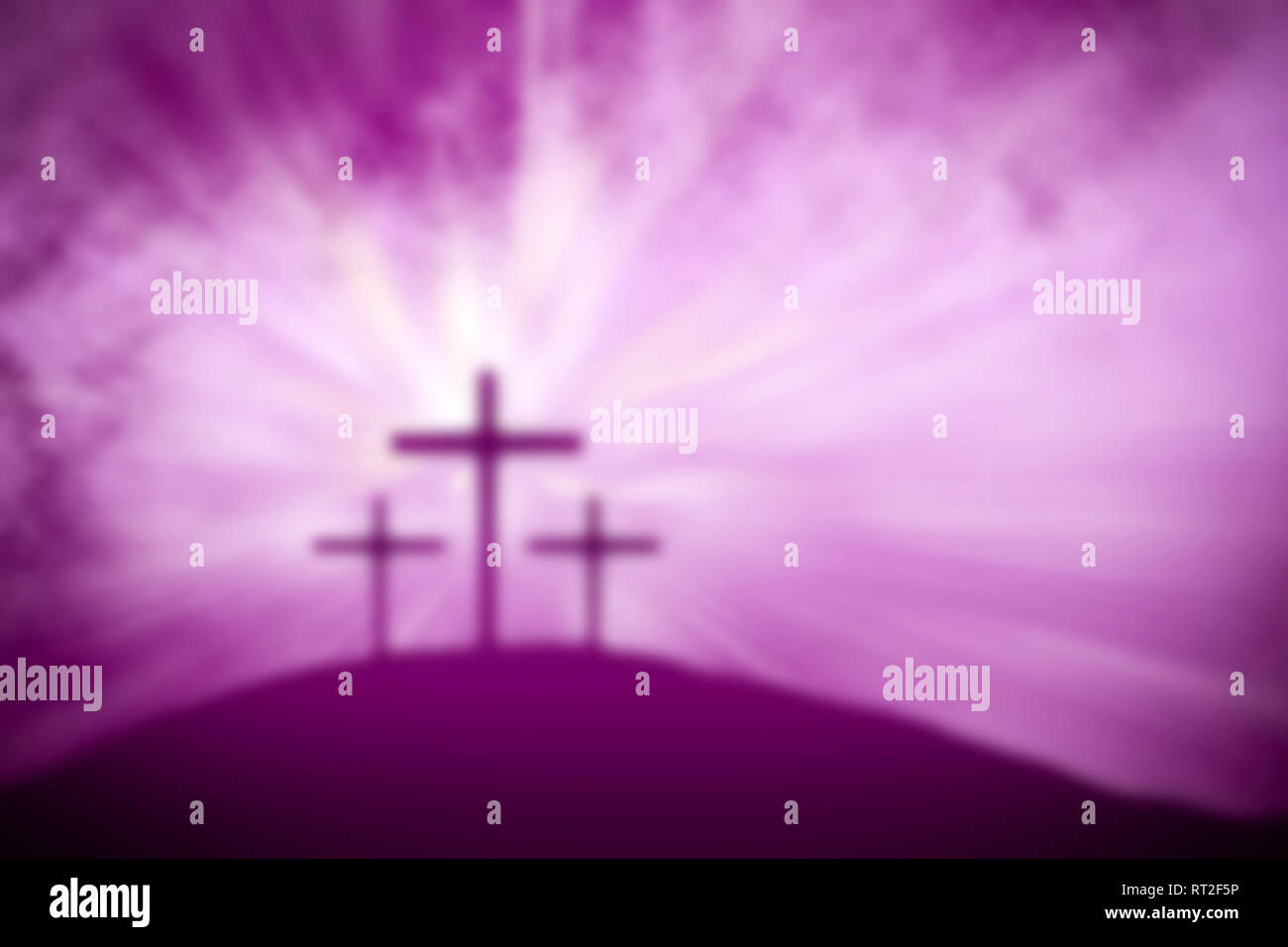 Los religiosos de pascua cuaresma púrpura con fondo borroso mágico cruces en la montaña Golgota resurrección Fotografía de stock - Alamy Los religiosos de pascua cuaresma púrpura con fondo borroso mágico cruces en la montaña Golgota resurrección Fotografía de stock - Alamy
