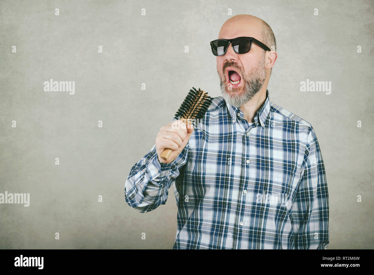 Hombre calvo con gafas de sol fotografías e imágenes de alta resolución -  Alamy