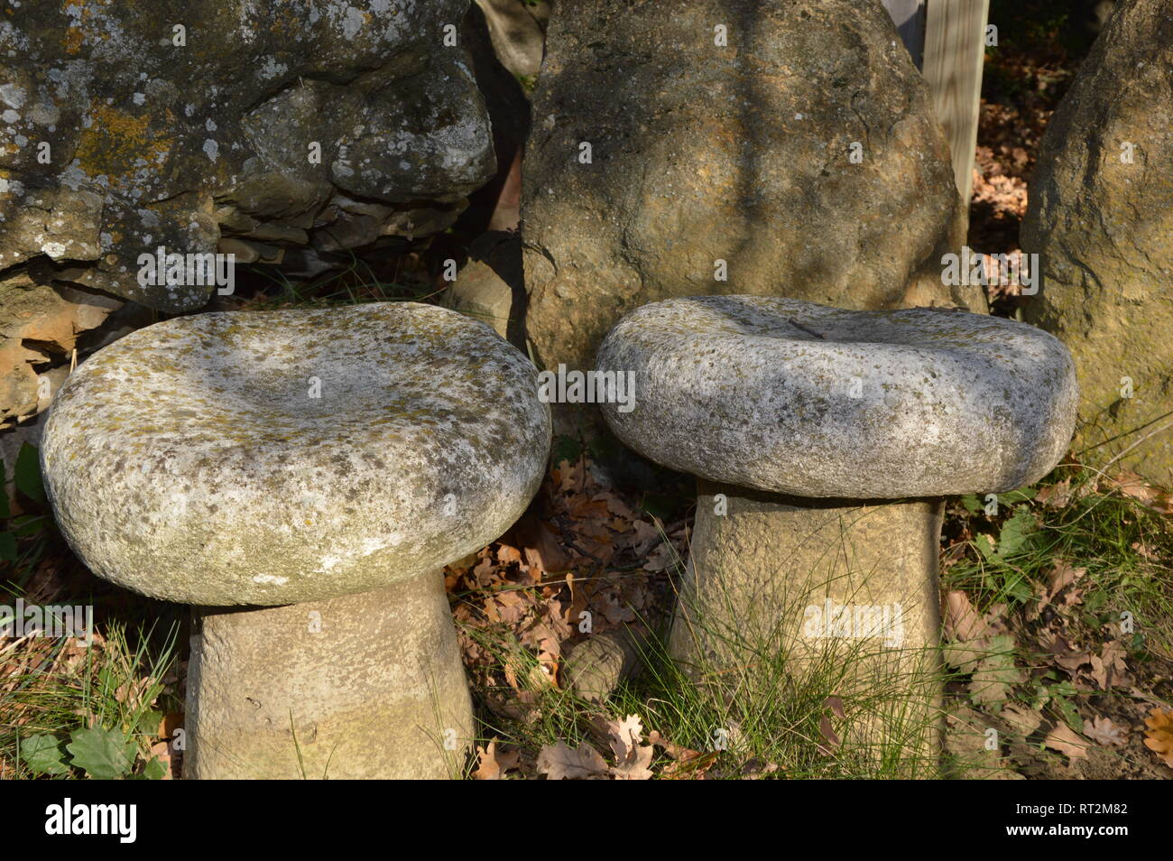 Sillas de jardín de piedra en el parque / jardín Foto de stock