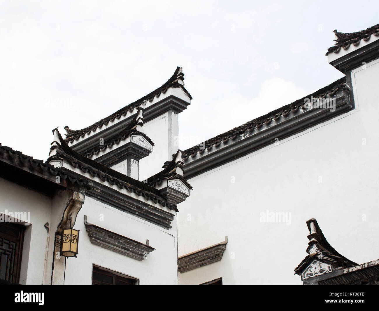 Detalles del techo de la antigua arquitectura china de estilo Hui. Estilo Hui. Wenyuan Shicheng, Hangzhou, Provincia de Zhejiang, China Foto de stock
