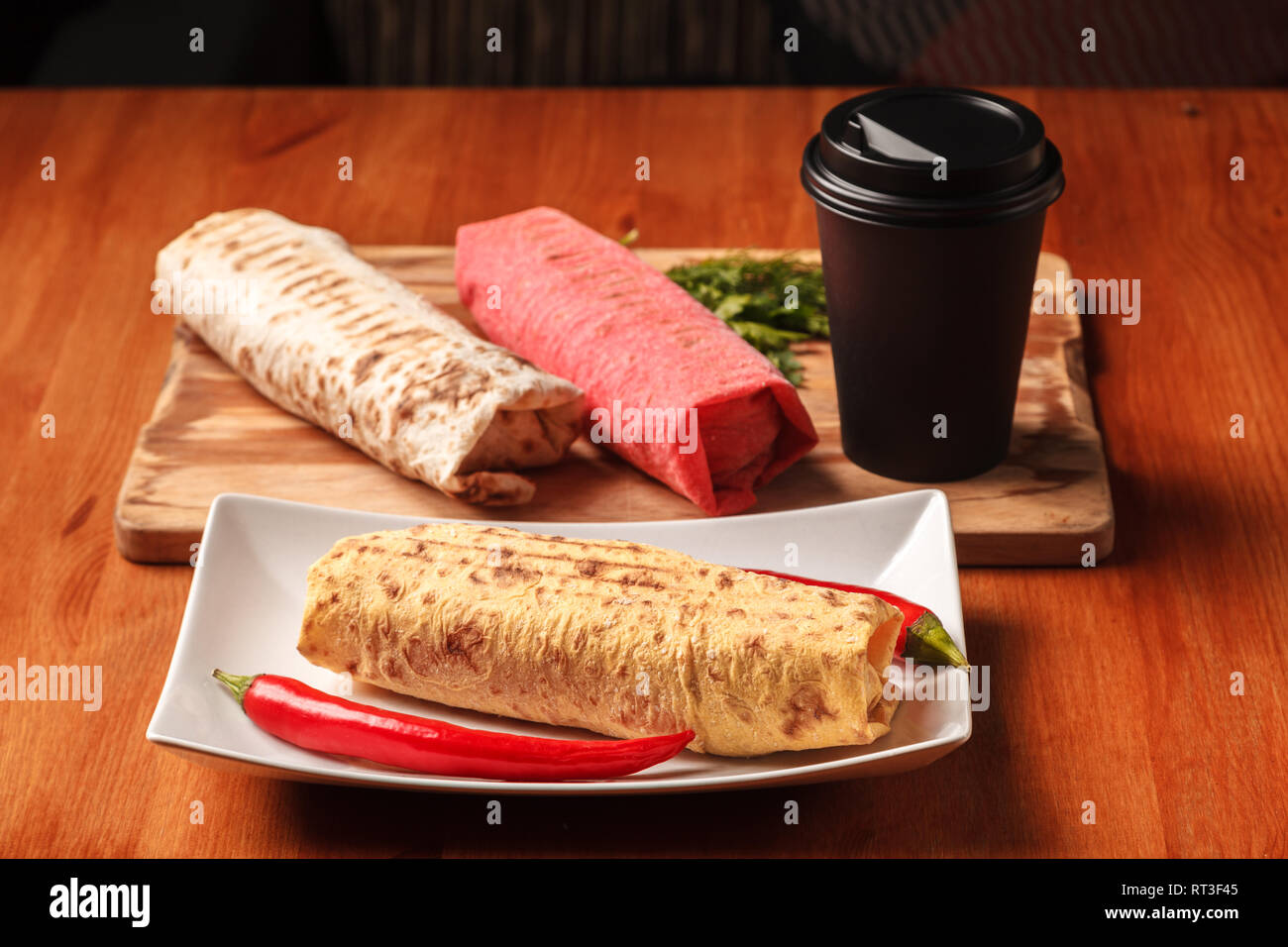 Oriente Medio tradicional aperitivos y café. Sándwich Shawarma gyro nuevo rollo de coloridos lavash pan de pita, carne de pollo shawarma falafel receta Tin Foto de stock