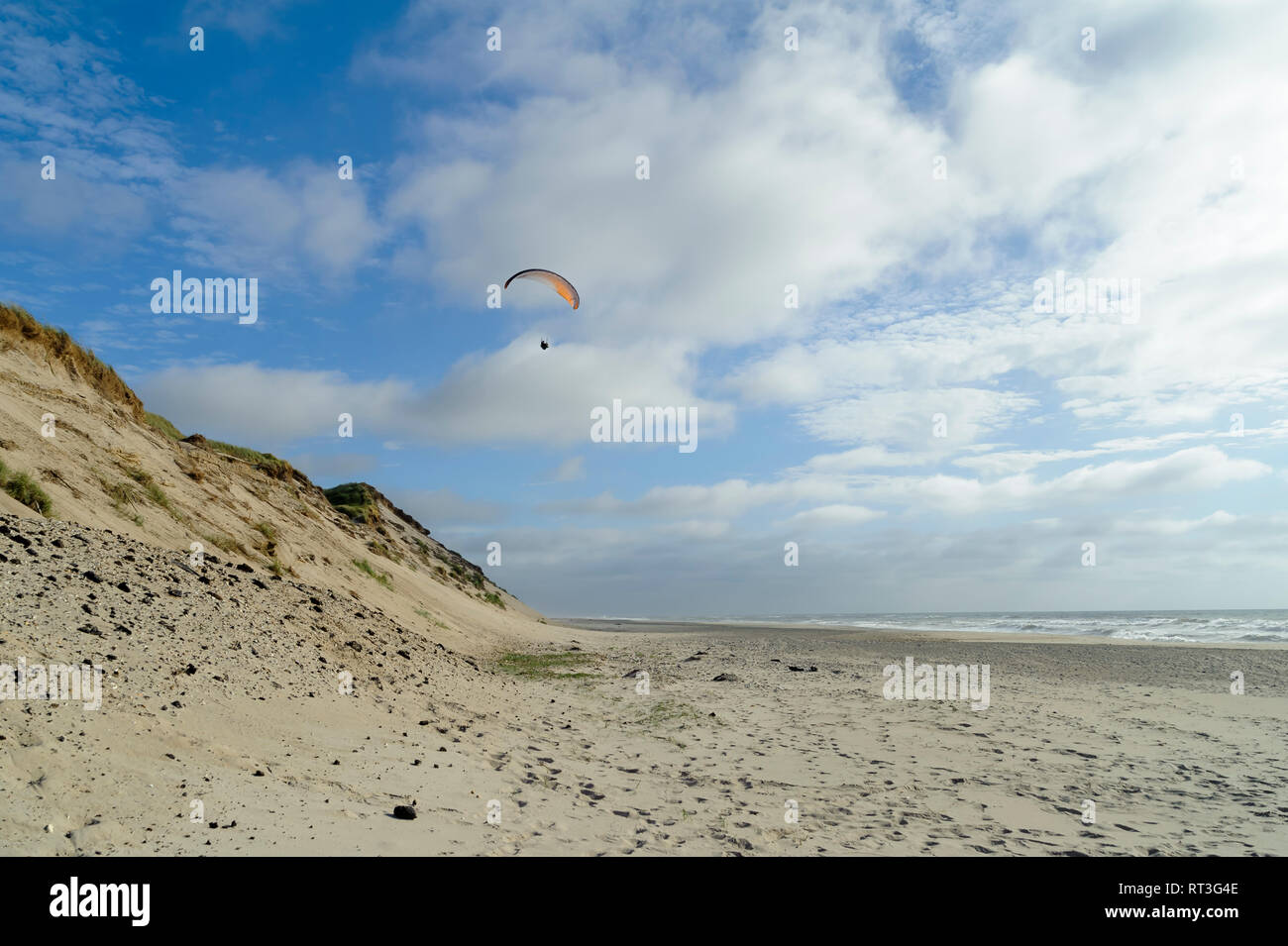 Dinamarca, Jutlandia, Tu parque nacional, parapente en la playa Foto de stock